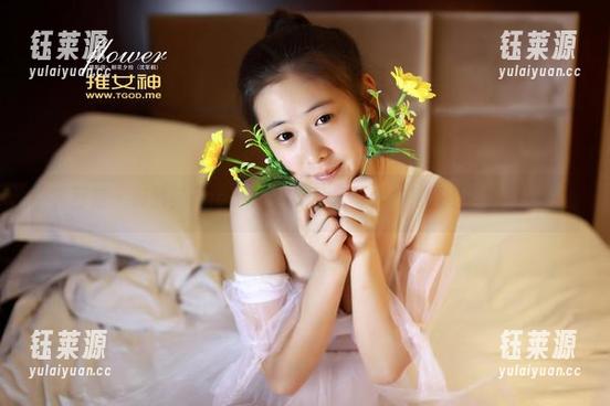 青豆客 - 黄歆苑chobits的无圣光写真，礼服比我更懂自己