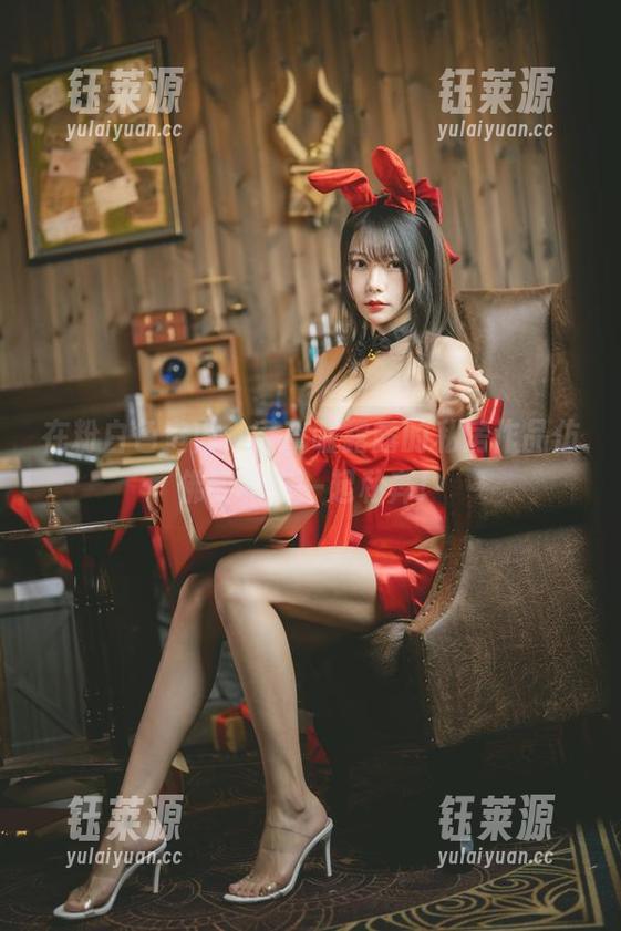 在粉白色室内，香草喵露露的私房作品仿佛要和你一起私奔！