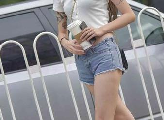 魔镜街拍 – 无圣光写真直击寒风：婷婷的肉丝圣诞美人，根本不怕冷！