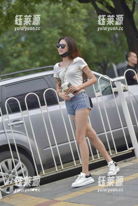 魔镜街拍 - 无圣光写真直击寒风：婷婷的肉丝圣诞美人，根本不怕冷！