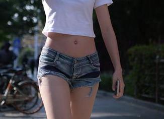 魔镜街拍 – 在婚纱中的萌宝儿：照片里有她的小心思吗？
