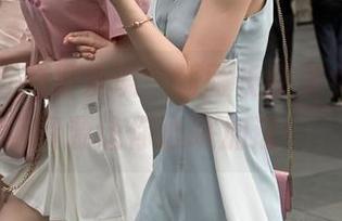 在魔镜街拍里发现：制服长腿美女图集，资源让你心跳加速！