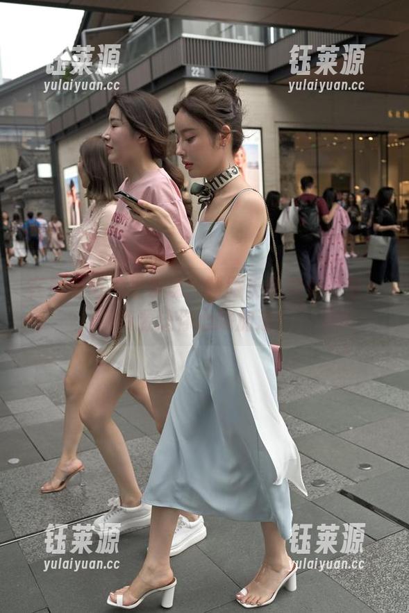 在魔镜街拍里发现：制服长腿美女图集，资源让你心跳加速！