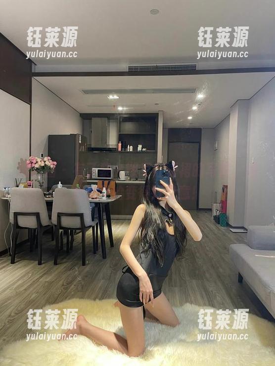 微密圈 - 有了黎允熙枣红睡裙的写真，壁纸都开始变得好诗意！