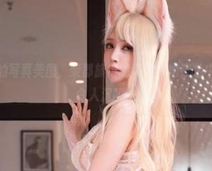 一探黑白御猫的写真美图，柴郡旗袍的风情犹如夜色中散落的星星，令人沉醉。